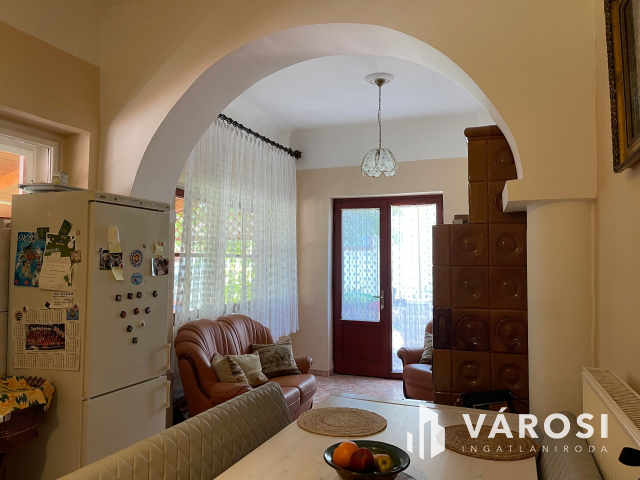 Frekventált helyen családi ház eladó