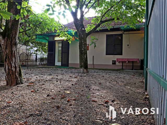 Vendéglátó vagy lakóhelyiség a Vár közelében