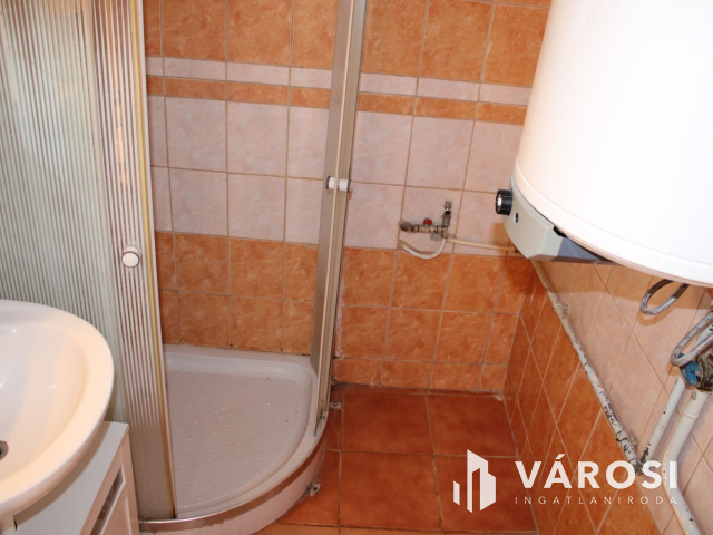 Tégla ház, csendes utcában eladó.