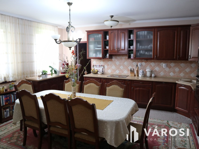 Exkluzív kétgenerációs családi ház Móra városrészen!