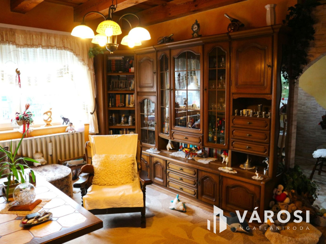 Szombathely beépített kandalló,pincés, bútorozott Alkotás u.