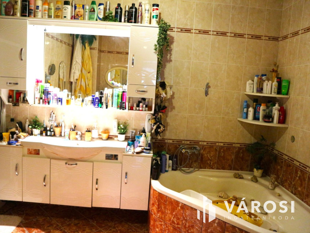 Szombathely beépített kandalló,pincés, bútorozott Alkotás u.