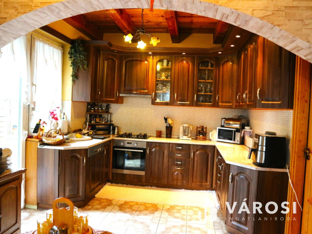 Szombathely beépített kandalló,pincés, bútorozott Alkotás u.