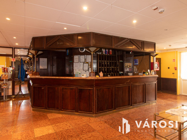 Komárom központi részén Hotel eladó