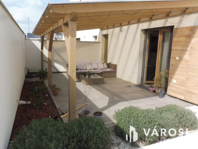 Újszegedi N+4 szobás ház medencével eladó!