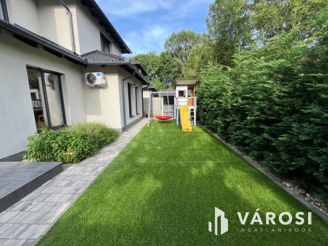 Debrecen Kertvárosi Lakóparkban Igényes Szép Ház