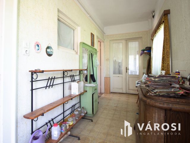 Kétgenerációs, nagypolgári családi ház eladó!