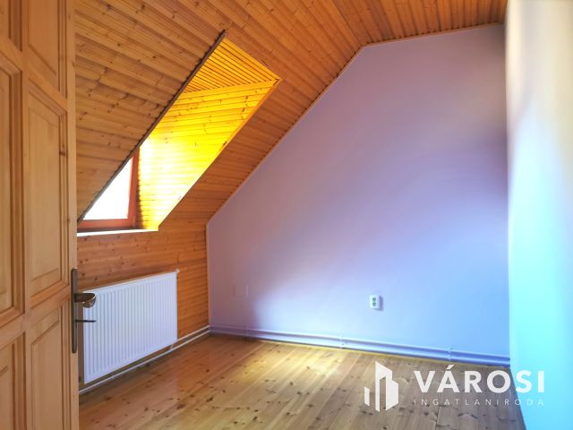 Családi ház + 3 apartman egyben kedvelt környéken!