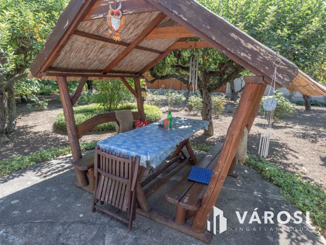 Újszegedi telek kis vendégházzal