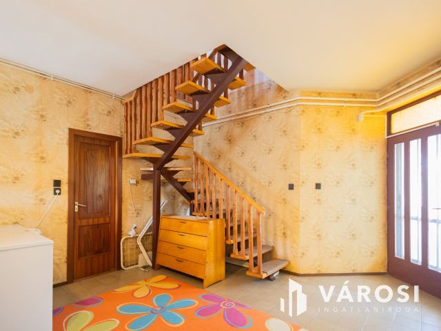 Jó szerkezetű kétgenerációs ház a Fürdőövezetben