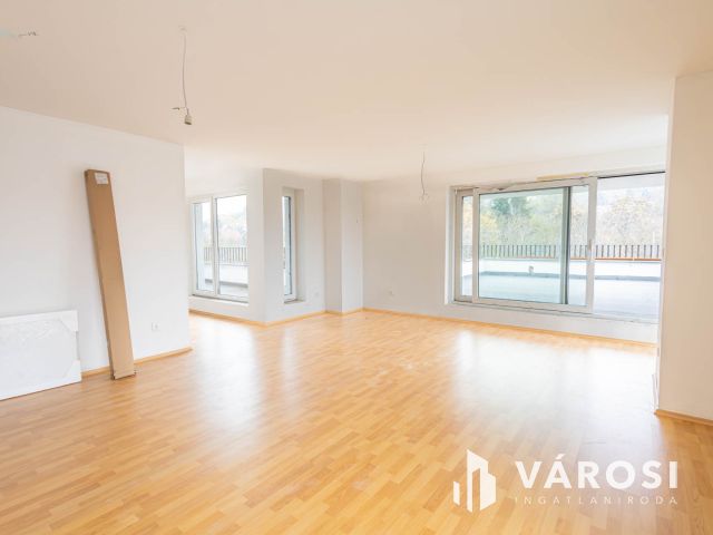 PENTHOUSE BUDAI PANORÁMÁVAL A PÉTERHEGYI LAKÓPARKBAN! C-T-1