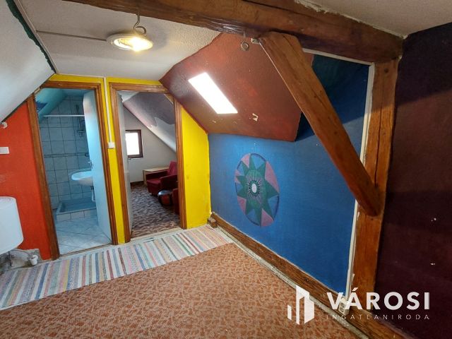 Két szintes családi ház a belváros szélén, Tapolcán eladó