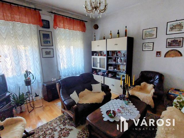 Két szintes családi ház a belváros szélén, Tapolcán eladó