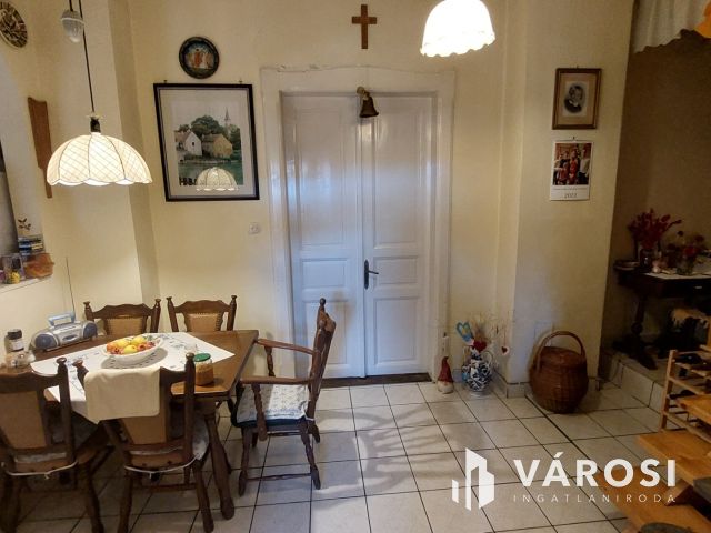Két szintes családi ház a belváros szélén, Tapolcán eladó