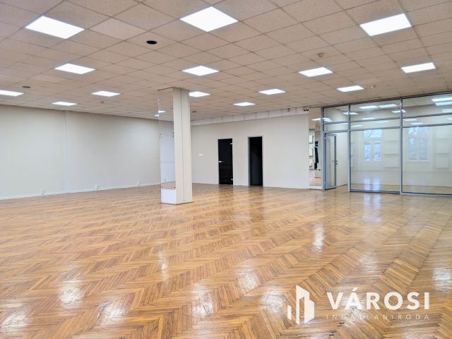 Belvárosi  2 szintes üzlethelyiség kiadó!