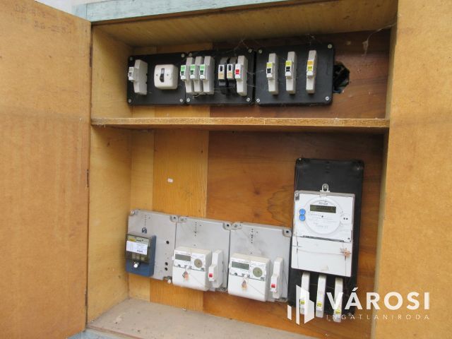 Üzlethelyiség Baján, a városközpontban! Lakással, garázzsal!