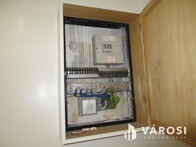 Üzlethelyiség Baján, a városközpontban! Lakással, garázzsal!