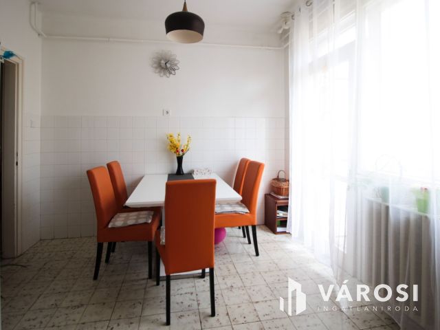 Közkedvelt utcában ikerház eladó!