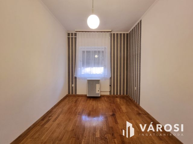 KIADÓ Belvárosi Felújított 1.emeleti, klimatizált lakás
