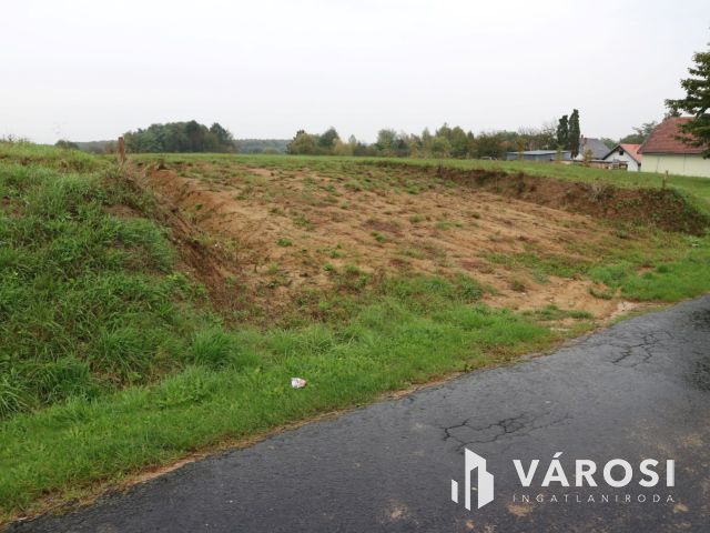 Kemestaródfa központjában beépíthető  üres telek eladó.