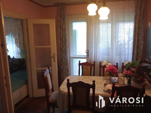 2,5 szobás, ikerházfél, telekkel, garázzsal, melléképülettel