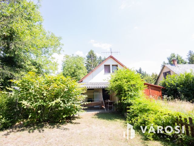 Kis nyaraló kis kerttel a tökéletes pihenésért