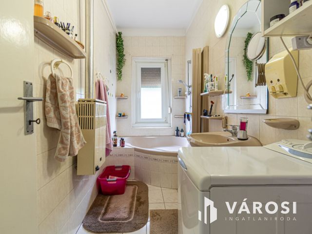 Két szintes családi ház nagy garázssal Egerben!