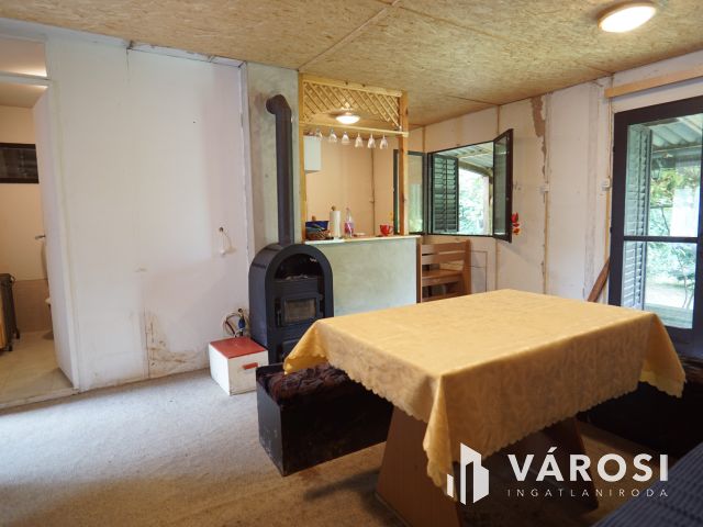 Cserfői hegyen lakható hétvégi ház