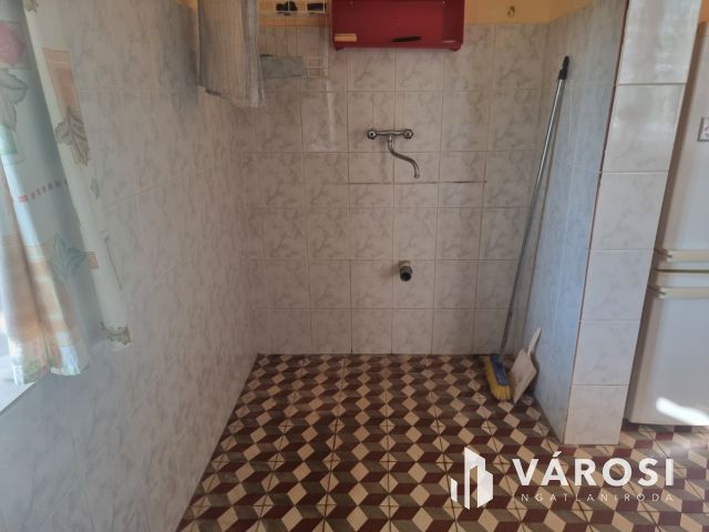 Lakható, korszerűsítést igénylő 98m2-es családi ház