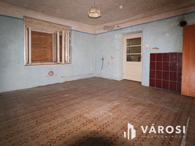Rengeteg lehetőséget rejtő ingatlan Sarkad központ helyén