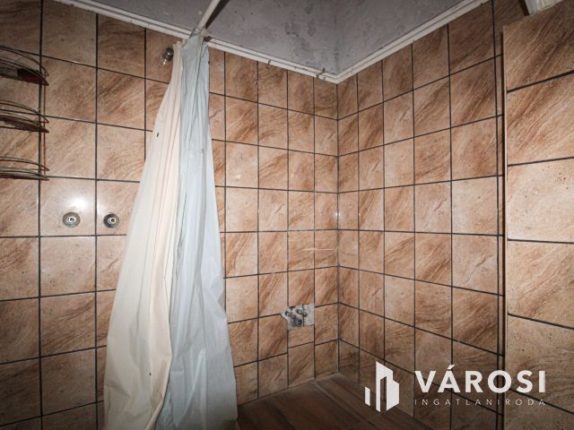 Rengeteg lehetőséget rejtő ingatlan Sarkad központ helyén