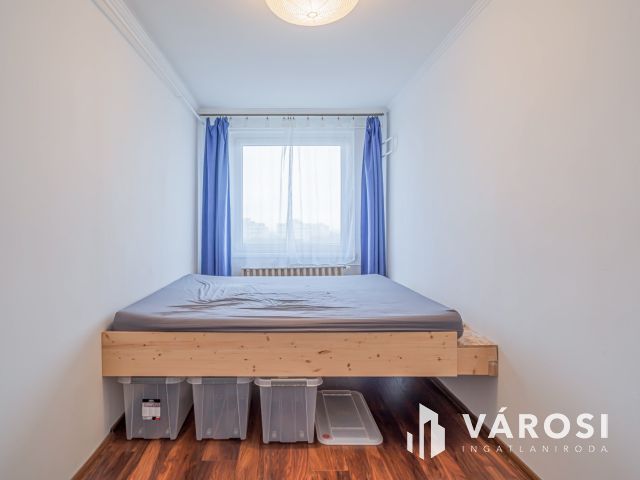 3 különnyíló szobás, panelprogramos lakás - felső szinten