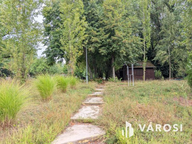 Nagy vízparti telek épületekkel a Kákafoki holtágon!