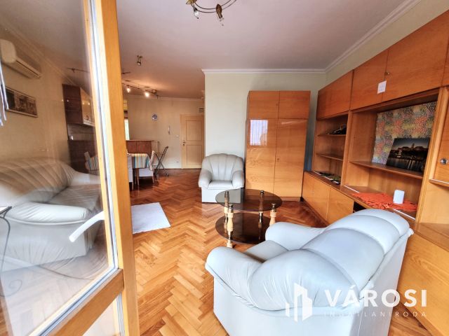 Erkélyes Liftes Nagy Nappalis 2.emeleti Belvárosi Lakás