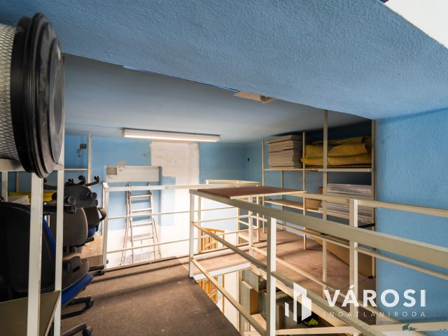 Utcai bejáratos, fém galériás iroda eladó