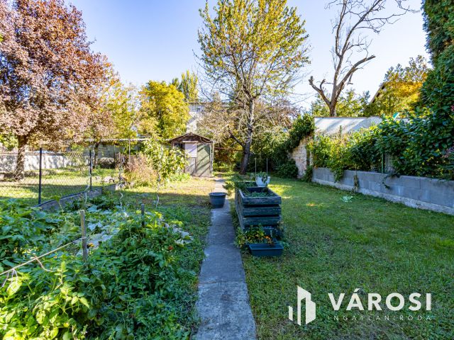 Ikerházfél, takaros kerttel Óbudán