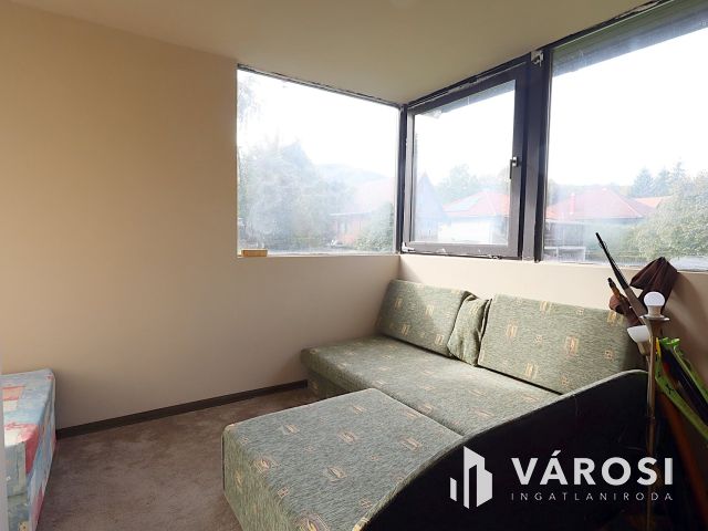 Parádsasváron erdővel határos nyaraló eladó