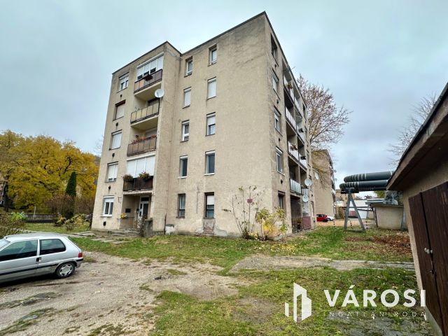 Acélgyári úton 4. emeleti, felújított, erkélyes lakás eladó!