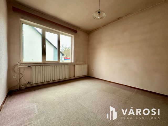 Rózsafa úton felújítandó családi ház eladó!