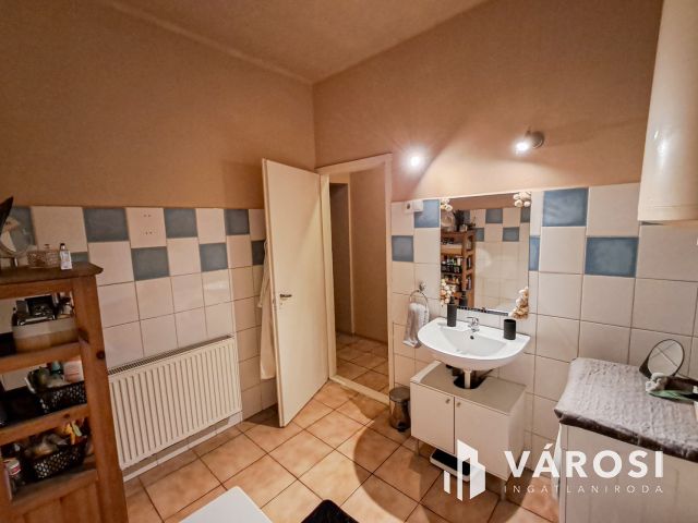 Társasházi lakás 200 m2-es kertrésszel Hatvanban!