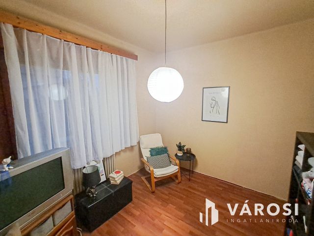 Társasházi lakás 200 m2-es kertrésszel Hatvanban!