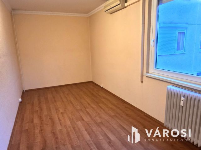 Jó ár!!!!Befektetésnek,családi otthonnak Debrecen Vénkert