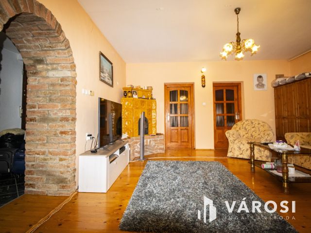 Belvárosi, teljesen felújított ház, üzlettel- Szarvason
