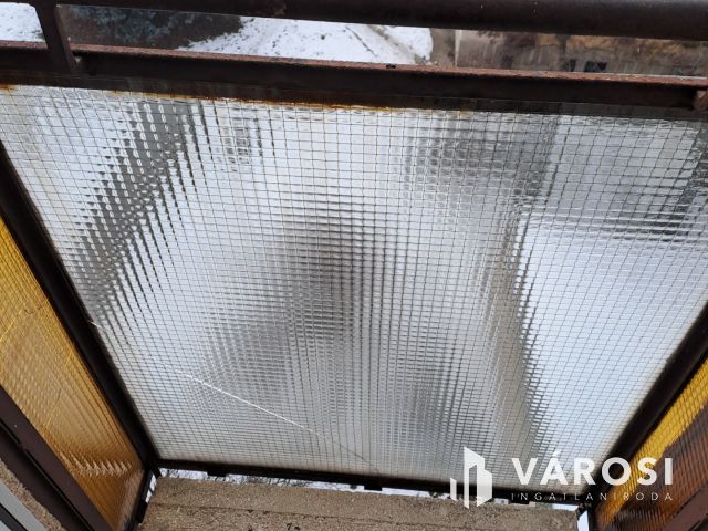 Parkra néző, csendes sestakerti lakás eladó