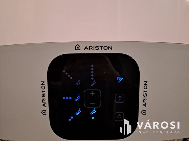 Parkra néző, csendes sestakerti lakás eladó