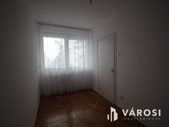 Napfényes, erkélyes, 2 szobás lakás a belvárosban