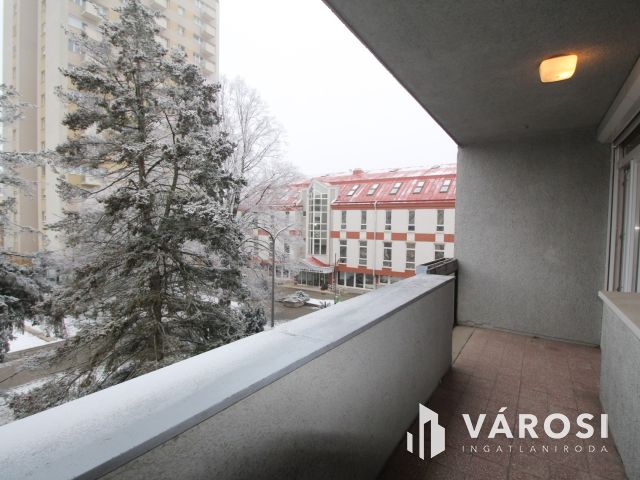 Napfényes, erkélyes, 2 szobás lakás a belvárosban