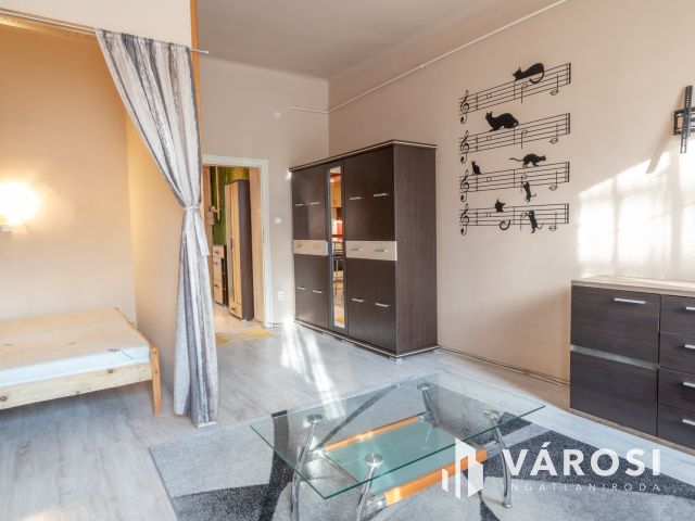 Pozsonyi földszinti takaros lakás