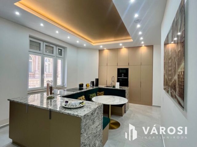 Tágas, világos Bazilikára néző luxuslakás eladó