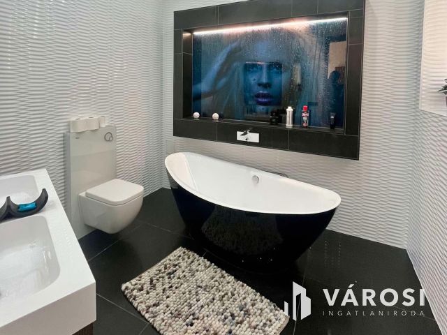 Tágas, világos Bazilikára néző luxuslakás eladó